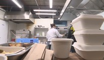 Zamestnanci očkovaní byť nemusia, zákazníci áno. Zamestnávatelia žiadajú zmenu