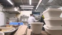 Zamestnanci očkovaní byť nemusia, zákazníci áno. Zamestnávatelia žiadajú zmenu