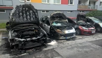 V Banskej Bystrici horelo päť áut. Ľudia na sídlisku vravia, že oheň sa šíril od Jaguara