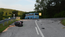 Náraz do autobusu nemal šancu prežiť. Pri nehode neďaleko Bánoviec nad Bebravou prišiel o život motorkár (†52)