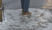O údržbu chodníkov sa počas zimy majú starať obce a mestá. Sťažujú sa, že nestíhajú