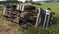 Kuriózna nehoda: Na východe sa prevrátili smetiari