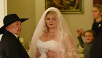 Evelyn vo svadobných šatách. S deduškom a poriadne nadupaným výstrihom