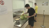 Štát napokon preplatí obedy aj malým gymnazistom. Zisťovali sme, na čo sa majú rodičia pripraviť