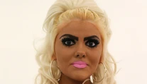 Chcela byť ako Barbie, vyzerala otrasne. Toto z nej urobil tím vizážistov