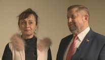 Harabina sprevádza v kampani manželka. Stará sa o pitný režim, urobí mu aj "lepeňák"