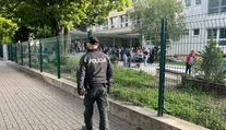 FOTO a VIDEO: Pred každou školou aspoň jeden policajt. Kybernetický útok zamestnal stovky policajtov