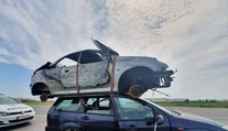 Toto ešte policajti na Slovensku nevideli. Osobný automobil prevážal na streche vrak druhého