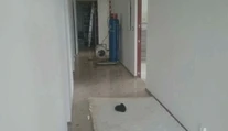 Prespával vo firme, pretože nemal kde bývať. Ráno ho našli mŕtveho