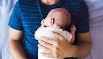 Trojtýždňová otcovská dovolenka by sa mala stať realitou v budúcom roku