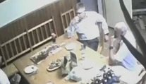 Karta sa obrátila. Policajtovi, ktorý sa postaral o nahrávky z poľovníckej chaty, hrozí väzenie