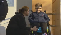 Boj sa vyplatil. Chlapec na vozíku, ktorého odmietli vziať do prvého ročníka, napokon do školy nastúpil