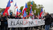 V Česku ľudia zapaľovali sviečky aj protestovali. Len v Prahe bolo vyše 20 zhromaždení