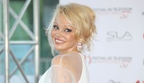 Pamela Anderson zbalila o 20 rokov mladšieho futbalistu. Priatelia sa o ňu boja