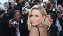 Charlize Theron zalovila v mladším vodách. Zbalila fešáka po slávnej kolegyni