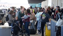 Chaos na letiskách. Omikron zrušil ďalšie tisícky letov, problémy budú zrejme pokračovať