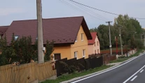 Do domu v Michalovciach sa v noci vlámal muž. Keď prišli policajti, domáca o ničom netušila