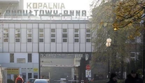 Veľká záchranná akcia v Poľsku. Po silnom otrase z bane vyslobodili desiatky baníkov, po dvoch stále pátrajú