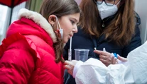 Odbery kloktacími testami sú pripravené. Ak sa objaví pozitívny žiak, školy si ich môžu objednať