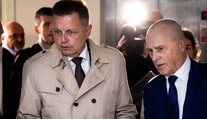 Súd s Petrom Kažimírom prerušili. Prokurátor chce guvernéra Národnej banky Slovenska za mrežami