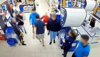 Agresívny muž vystrájal v obchode v Žarnovici. Spacifikoval ho policajt, ktorý bol v čase voľna na nákupe