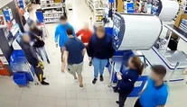 Agresívny muž vystrájal v obchode v Žarnovici. Spacifikoval ho policajt, ktorý bol v čase voľna na nákupe