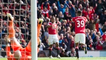 Manchester United zdolal Aston Vilu a poslal ju po 29 rokoch do nižšej súťaže