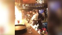 VIDEO: Ohňová šou v tureckej reštaurácii sa vymkla kontrole. Dvaja Česi sú medzi popálenými