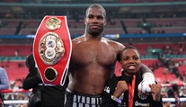Som gladiátor, chcem ísť na vrchol. Favorizovaného Joshuu pred 96-tisíc divákmi knokautovala nová hviezda
