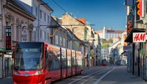 Bývať vo vlastnom sa stáva výsadou bohatých. Po realitnom hlási ochladenie aj hypotekárny trh