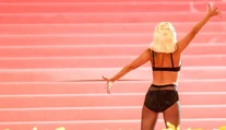 Stará dobrá Lady Gaga je späť. Vyzliekla sa pred davom ľudí