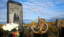 Náhrobok, aký sa len tak nevidí: iPhone s podobizňou zosnulého dievčaťa
