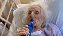 Babička (103) sa vyliečila z koronavírusu, zapila to chladeným pivom