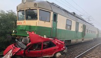 Dôchodkyňa zostala s autom zakliesnená na priecestí. Vlak po zrážke tlačil vozidlo 450 metrov