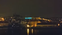 Na Pražskom hrade v noci svietil nápis „Velezrada". Je to reakcia na Zemanove mlčanie