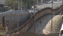 Na mexicko-americkej hranici sa pod náporom vetra zrútila časť pohraničného múru