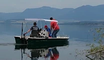 Pátranie po rybároch na Liptovskej Mare pokračuje. Prevzali ho špeciálni záchranári s morským sonarom