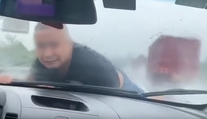 VIDEO: Žena "uniesla" exmanžela na kapote auta. Po 20 kilometroch ju zastavili policajti