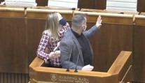 VIDEO: Suja sa mal v pléne ospravedlniť Benčíkovi, potýčku mal s Romanou Tabak