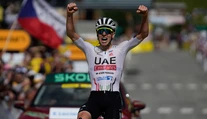 Na slávnom kopci unikol všetkým. Slovinec fenomenálne triumfoval a na Tour je opäť „žltý“