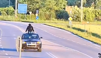 VIDEO: Sadla si na strechu auta a vozila sa po Revúcej. Polícia zverejnila bizarné video
