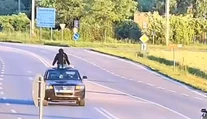 VIDEO: Sadla si na strechu auta a vozila sa po Revúcej. Polícia zverejnila bizarné video