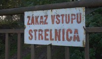 Žijú ako v palebnom poli. V časti Svrčinovca majú strelnicu priamo za humnami