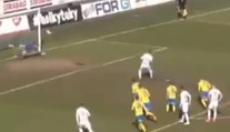 VIDEO: Kuriózny gól z penalty v Česku. Hráč vystrelil po zemi, no lopta skončila v šibenici
