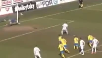 VIDEO: Kuriózny gól z penalty v Česku. Hráč vystrelil po zemi, no lopta skončila v šibenici