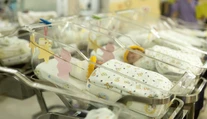 Bývalý lekár používal svoje spermie na oplodnenie pacientiek. Niektoré o tom ani netušili