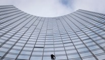 VIDEO: Pavúčí muž bez istenia zliezol mrakodrap vo Frankfurte