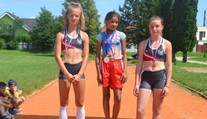 Dievčatko z osady predbehlo súperky o kolo. Obuté malo namiesto tenisiek balerínky