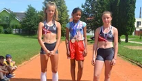 Dievčatko z osady predbehlo súperky o kolo. Obuté malo namiesto tenisiek balerínky