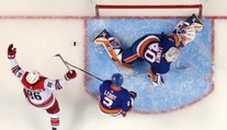 V defenzívnom súboji Islanders - Hurricanes padol jediný gól, aj to až v predĺžení